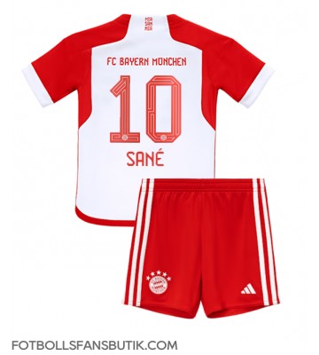 Bayern Munich Leroy Sane #10 Replika Hemmatröja Barn 2023-24 Kortärmad (+ Korta byxor)